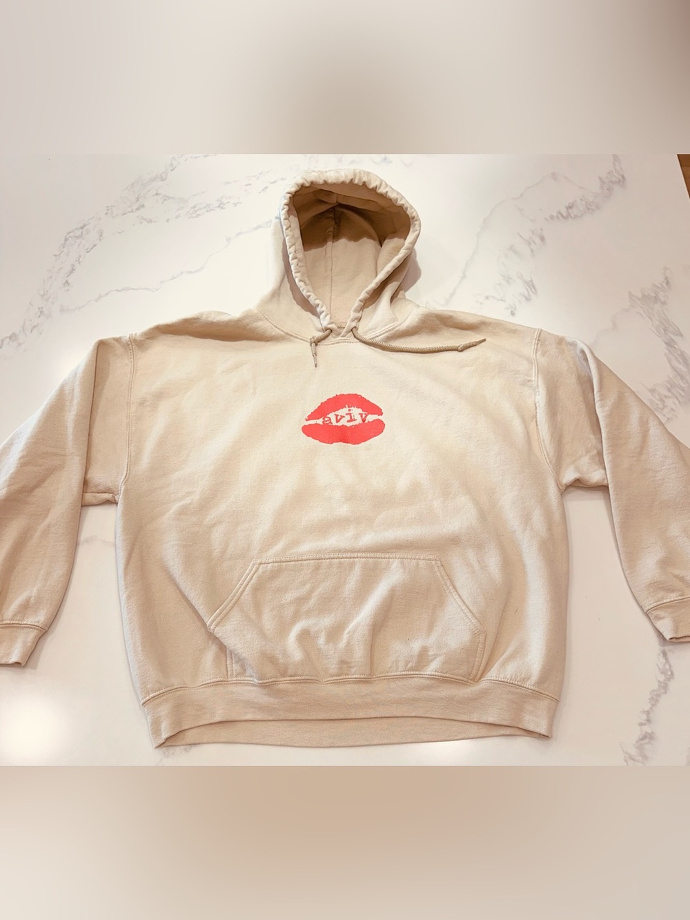 GILDEN SIZE XL~ GRAPHIC TEE HOODIE SWEAT SHIRT RED LIPS ON TAN CREWNECK SWEATER